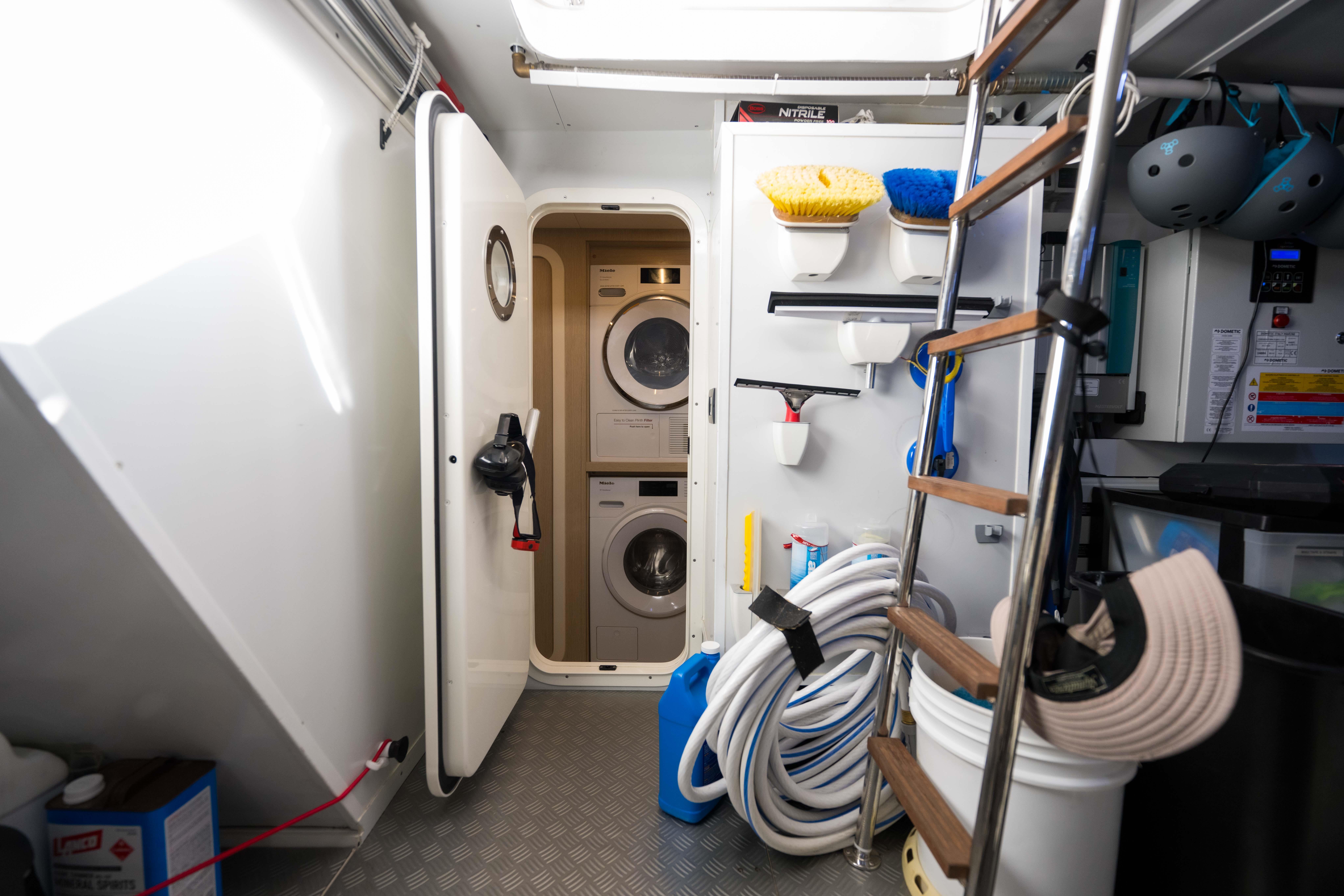 2023 FERRETTI YACHTS 720 